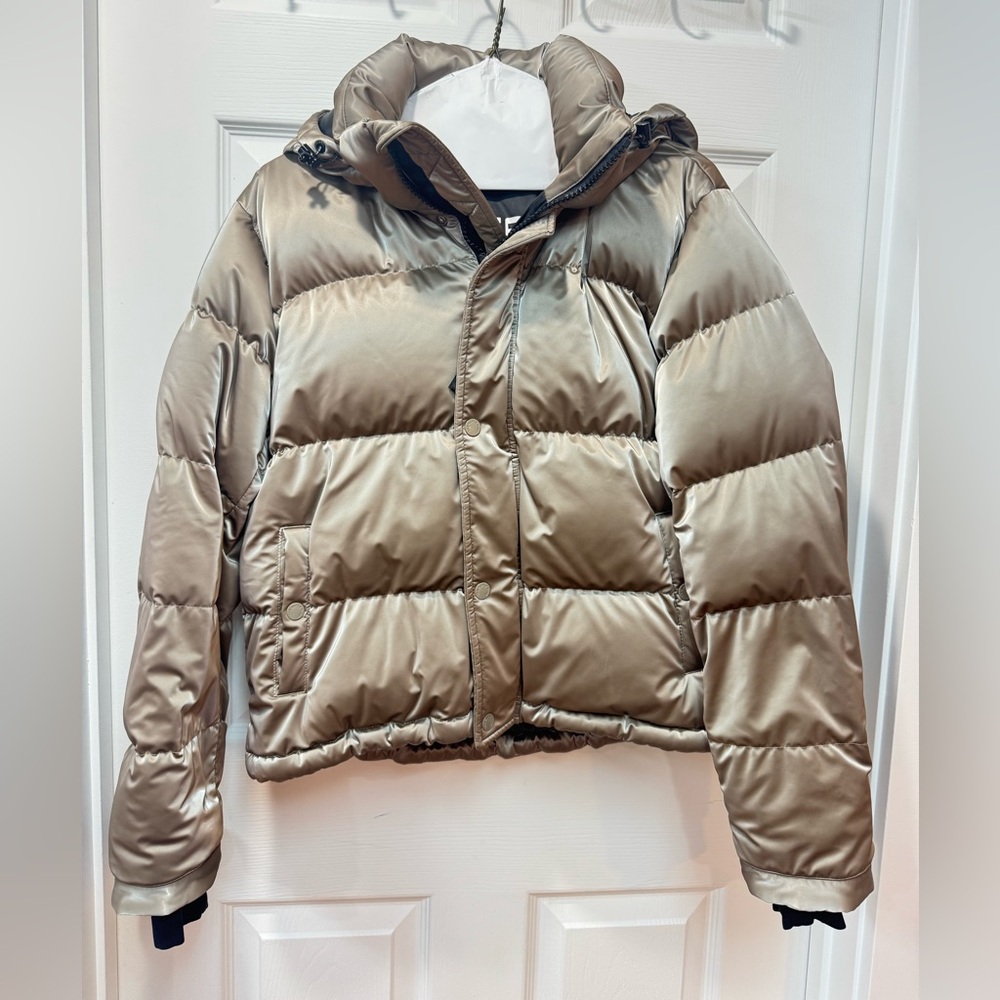 Aritzia Super Puff Shorty Jacket in liquid shine in Modern Taupe